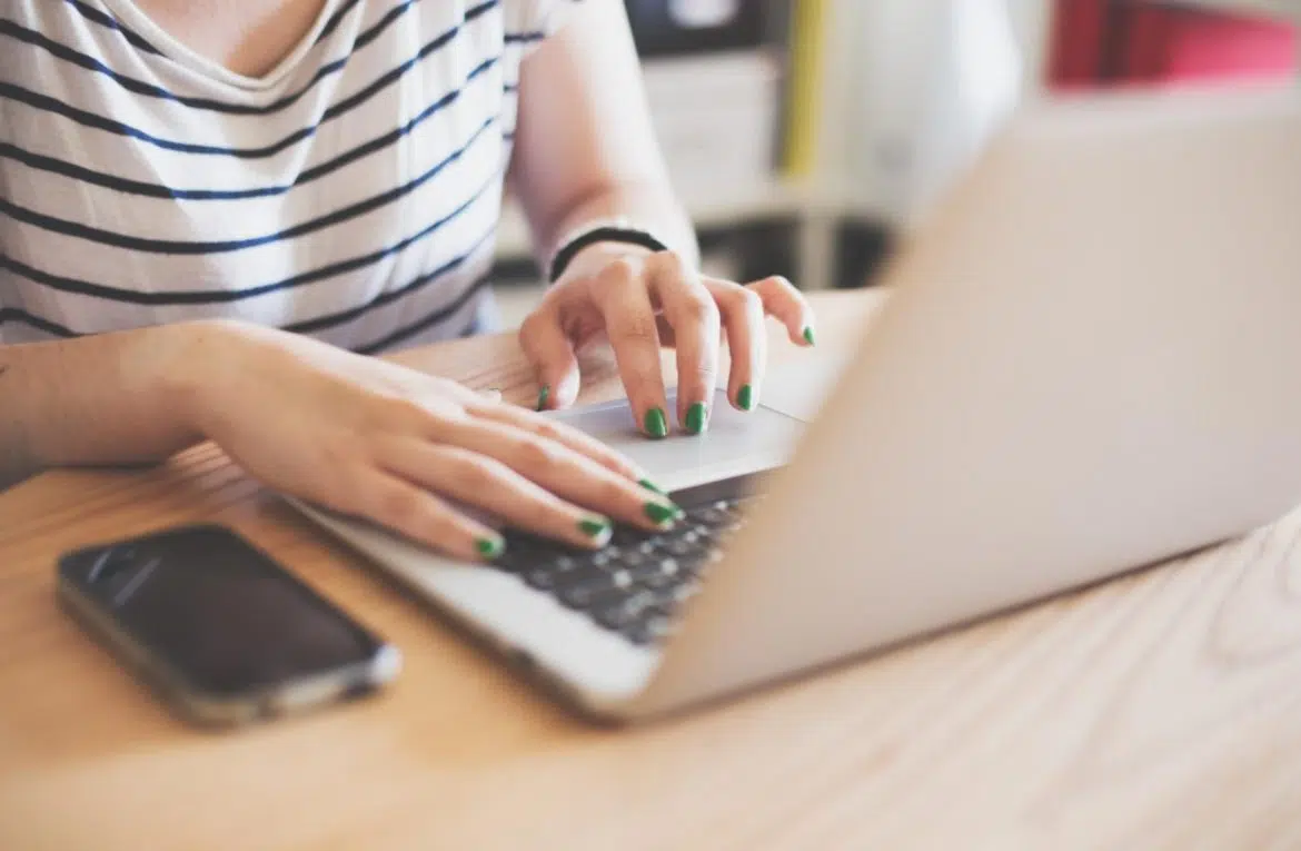 Une femme sur son PC