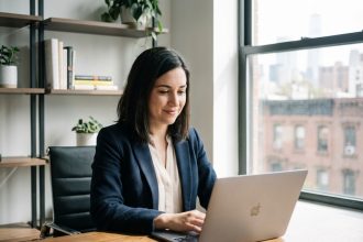 Femme d'affaires au bureau avec sourire confiant