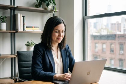Femme d'affaires au bureau avec sourire confiant