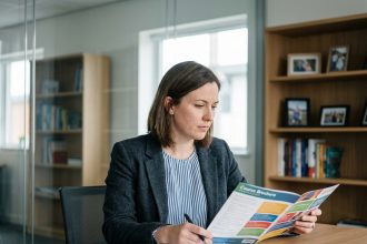 Femme professionnelle en blazer dans un bureau moderne