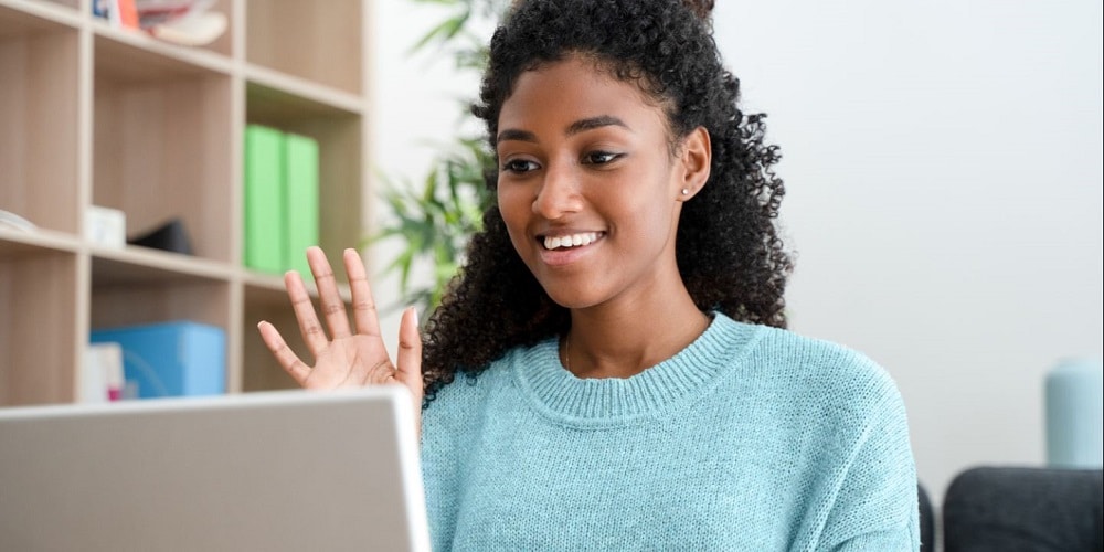 un salarié en télétravail comment bien préparer un onboarding à distance