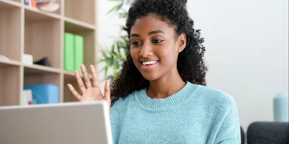un salarié en télétravail comment bien préparer un onboarding à distance
